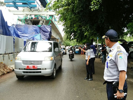  30 Petugas Gabungan Atur Lalin di Jl Kayu Putih Raya 