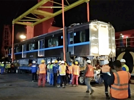 Dua Rangkaian Kereta MRT Tiba di Jakarta