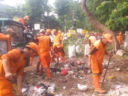  50 Personel PPSU Grebek Sampah di Jalan Lingkar Luar Outer Ringroad 