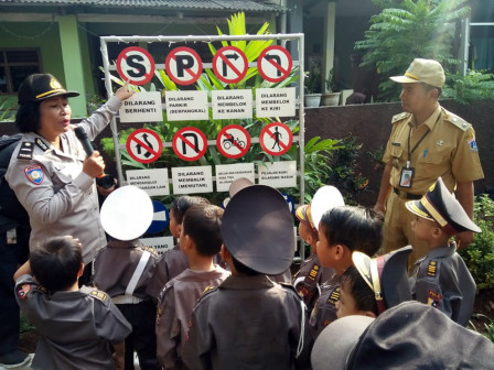  80 Siswa TK/PAUD Diedukasi Berlalu Lintas di RPTRA Kebon Pala Berseri	