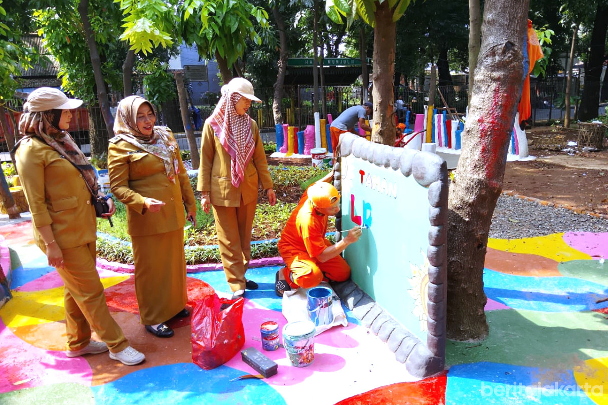 Jajaran kelurahan Munjul meninjau penataan lahan tidur menjadi taman hijau