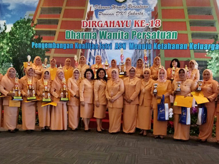 DWP DKI HUT-18 Serahkan Piala Kepada Para Juara Lomba