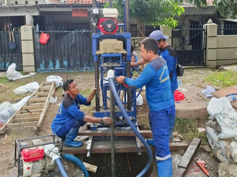 Pembuatan Sumur Bor dan Resapan di Pasar Manggis Tuntas 