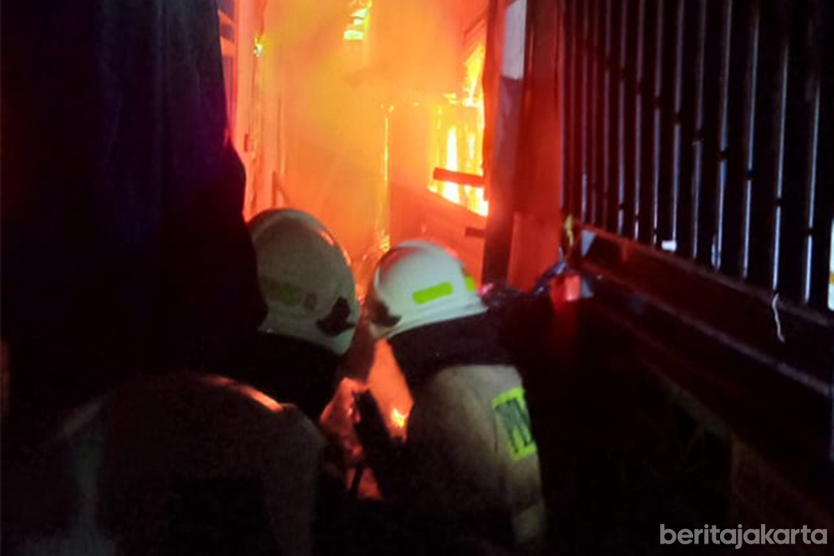 Personel Gulkarmat memadamkan api di permukiman padat
