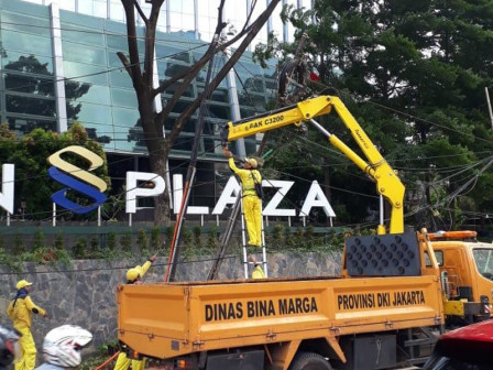 Tiang Listrik Miring di TB Simatupang Diperbaiki