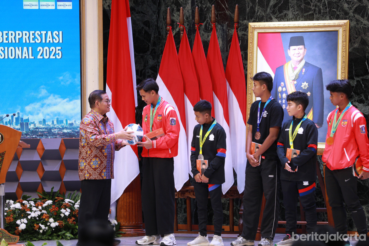 Pramono menyerahkan bola kepada kapten tim kesebelasan berprestasi di Piala Soeratin Nasional 2025