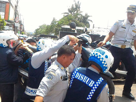 101 Kendaraan di Tanah Abang di Tindak Petugas