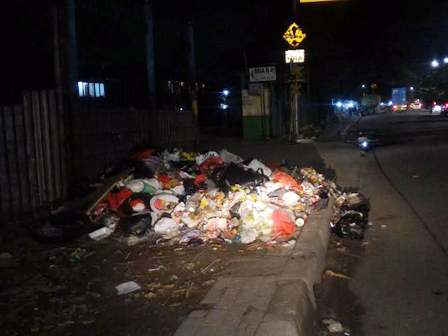 Warga Sunter Agung Keluhkan Pembuangan Sampah di Pedestrian Jl RE Martadinata