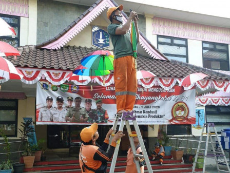 Halaman Kantor Kelurahan Semper Timur Dihiasi Payung Warna-warni