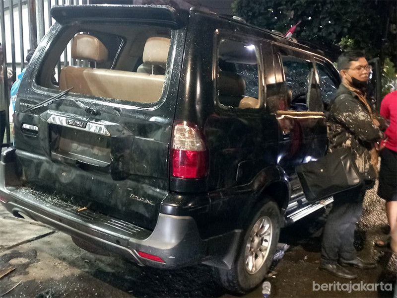 Kondisi mobil dinas Kelurahan Manggarai Selatan yang dirusak demonstran pada Senin (25/8) malam