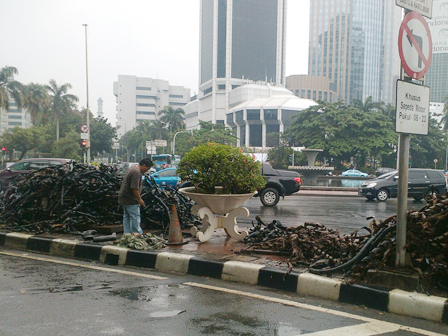  Penarikan Kulit Kabel Di Merdeka Selatan Butuh Satu Minggu 