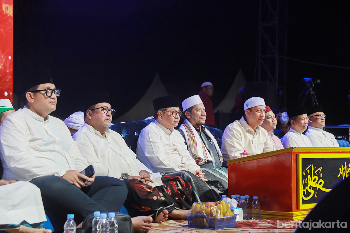 Gubernur dan Wagub DKI saat menghadiri peringatan Maulid dan Doa Kebangsaan di Lapangan Monas
