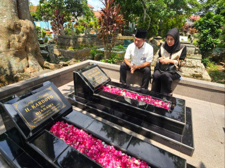 Pj Gubernur Teguh dan Pj Ketua TP PKK DKI Ziarah ke Makam Orang Tua di Banyumas