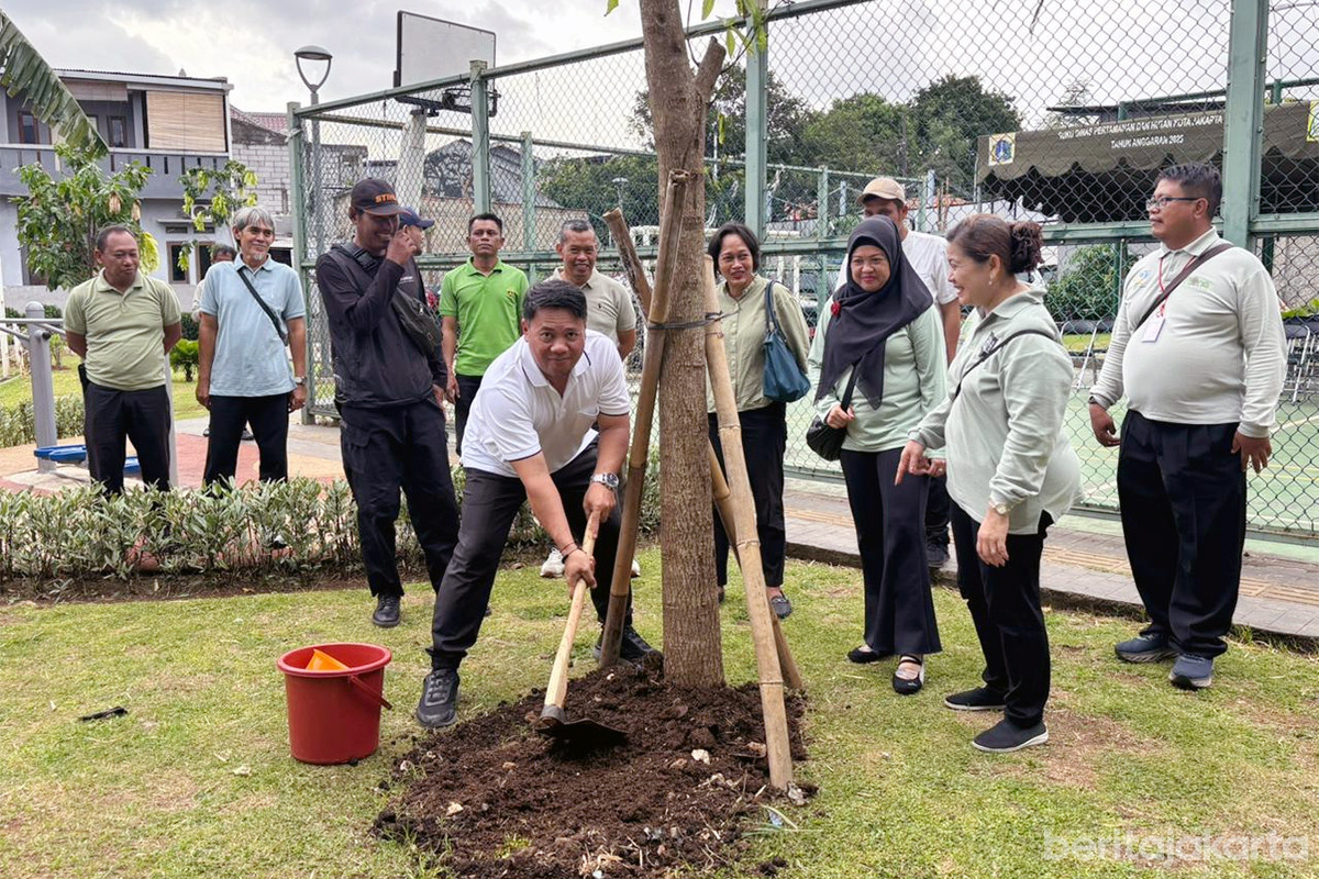 Taman Marzuki Kebon Jeruk kembali dihijaukan