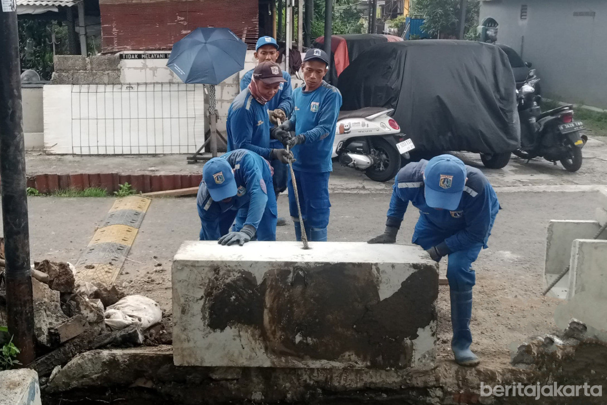 Satgas SDA Normalisasi Saluran Air di Jalan Dukuh 