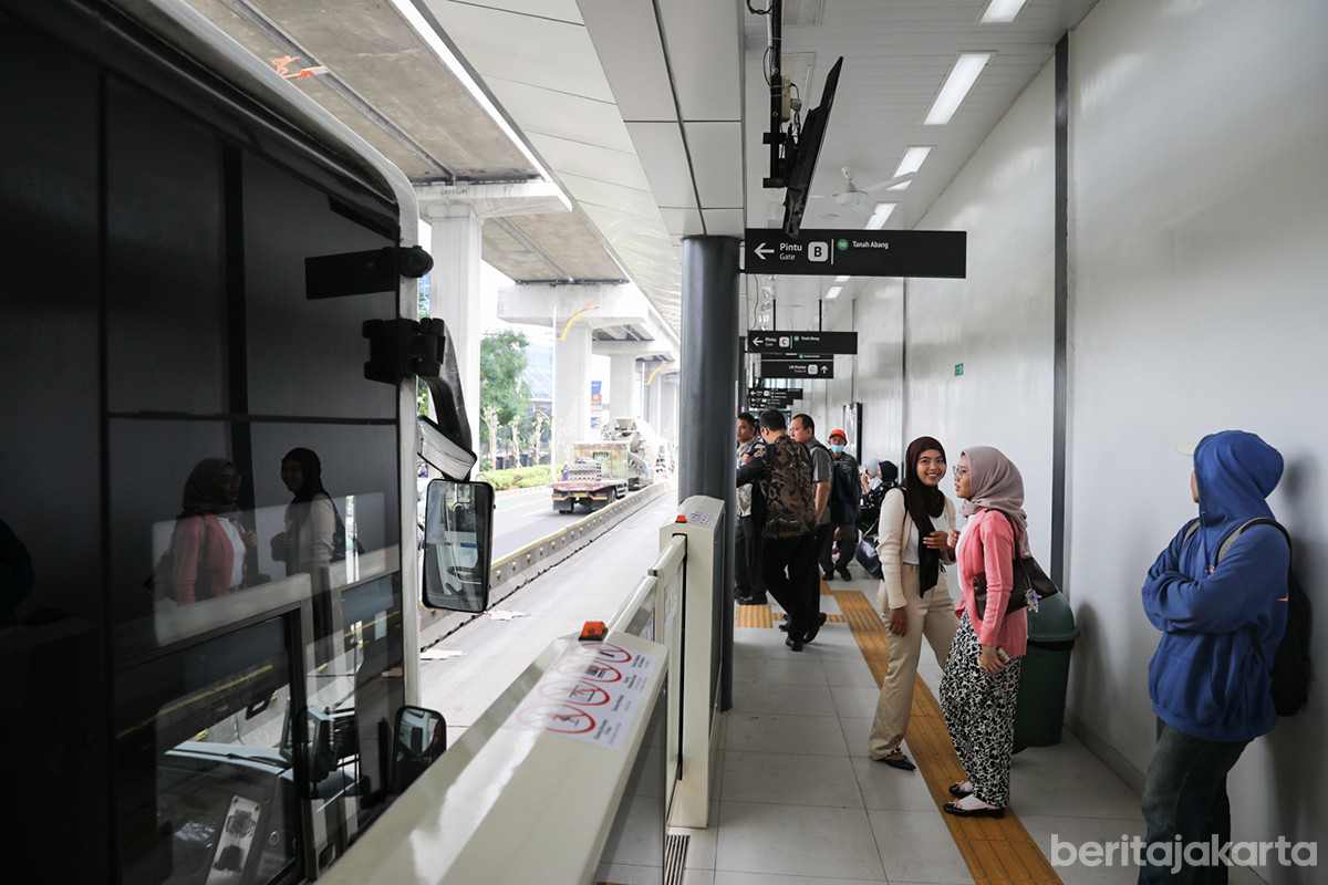 Aktivitas di Halte Transjakarta Pancoran