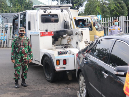 Parkir Liar di Jl Matraman, Dua Mobil Diderek Petugas