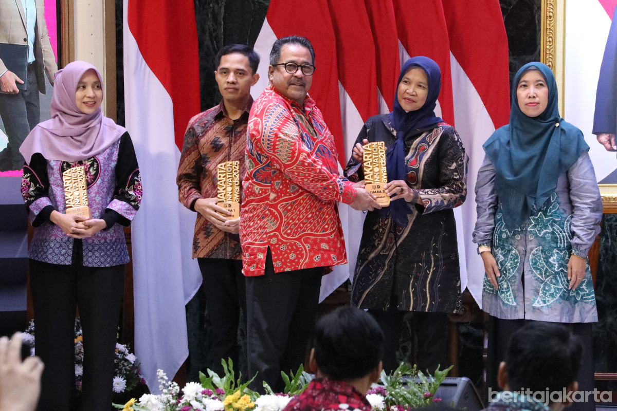 Wagub DKI menyerahkan Jakarta Innovation Awards 2025 kepada para inovator terbaik 