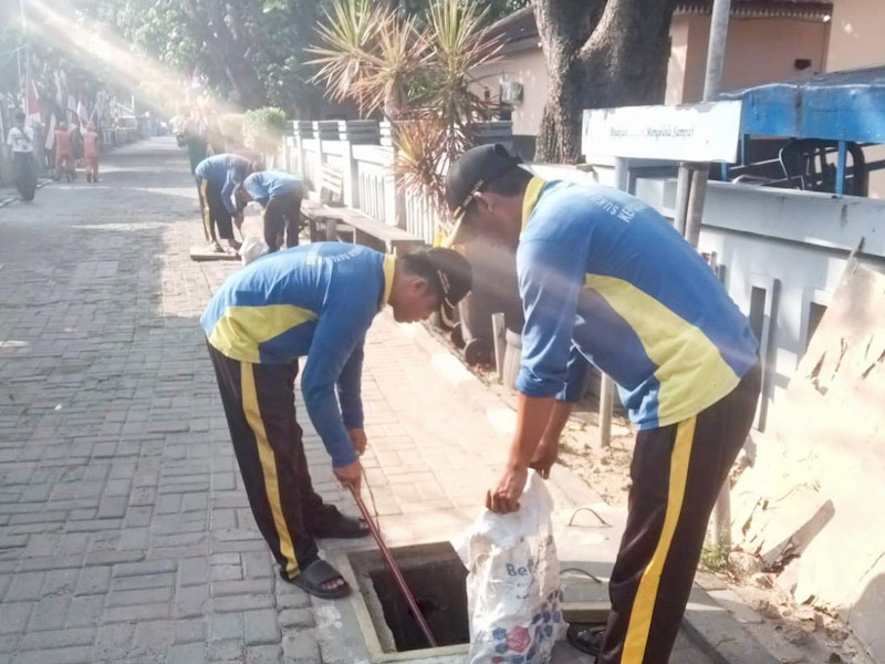 50 Karung Lumpur Diangkut dari Saluran Pulau Untung Jawa