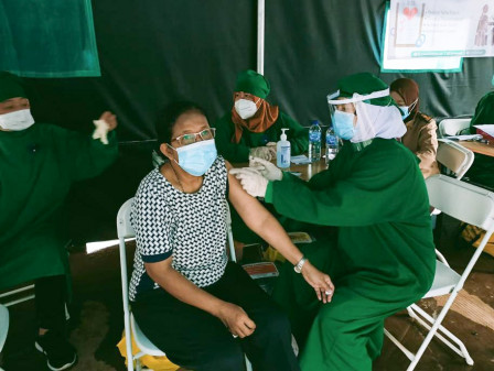 Nakes Gabungan Organisasi Profesi Vaksin 200 Warga di Puskesmas Kramat Jati 