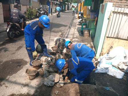 Satgas SDA Perbaiki Turap Rusak di Utan Kayu Utara