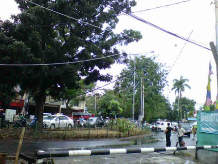 Kabel Listrik Tegangan Tinggi Putus dan Terjatuh ke Jalan