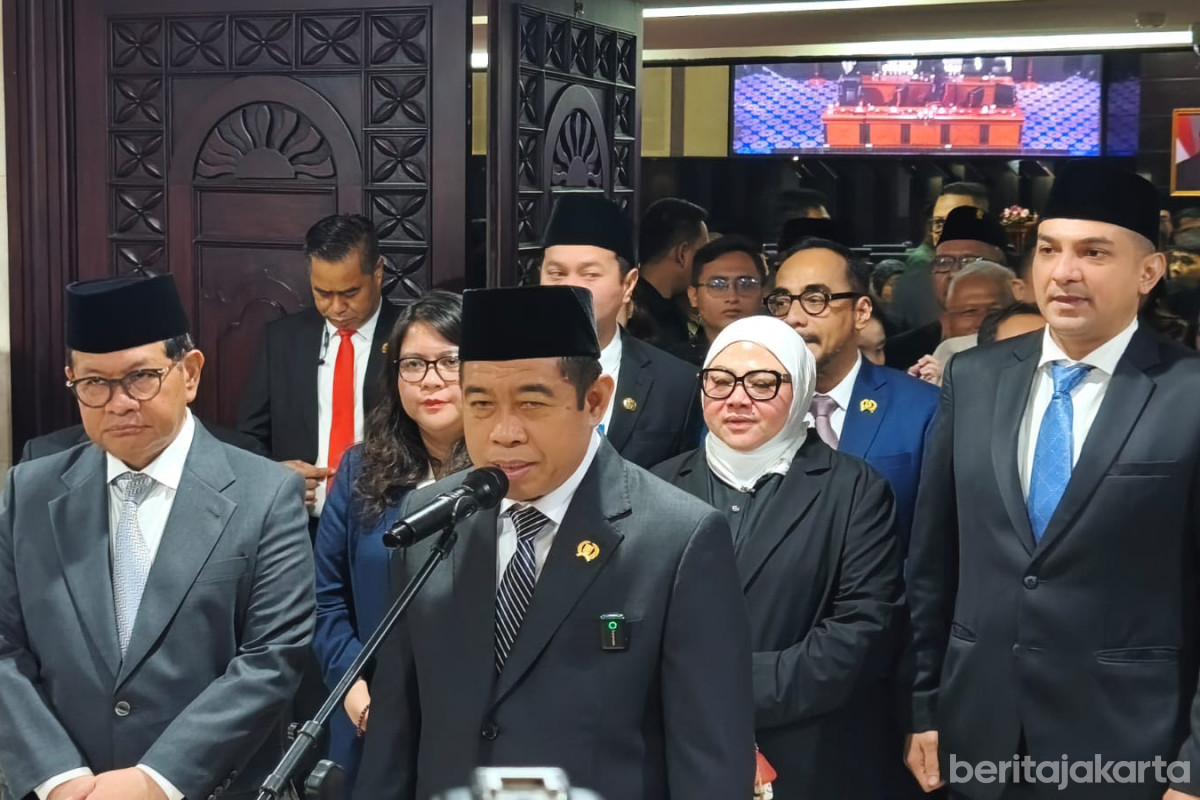 https://multimedia.beritajakarta.id/photo/2014_508c75c8507a2ae5223dfd2faeb98122/Ketua DPRD DKI Jakarta, Khoirudin memberikan keterangan pers setelah rapat paripurna