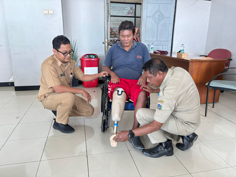 Sudinsos Jakarta Utara Salurkan Bantuan Kaki Palsu 