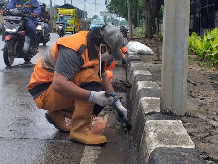 PPSU Bersihkan Tali Air Jalan Outer Ring Road Kembangan 