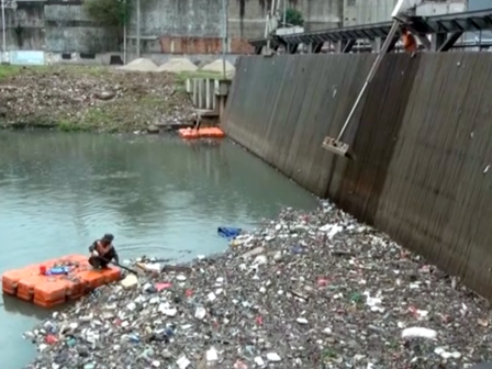 10 Kubik Sampah Diangkut dari Waduk Pluit