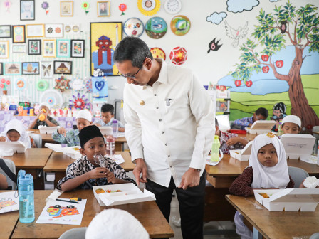 PJ Gubernur Pastikan Menu Makan Gratis Siswa SD di Grogol Diminati