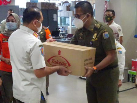 Arifin Serahkan Paket Vitamin Untuk Ribuan Personel Satpol PP DKI Jakarta