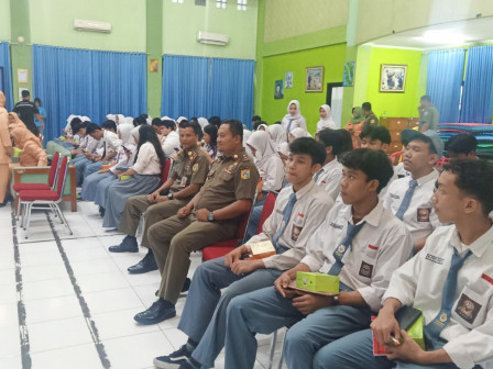 Satpol PP Jaktim Goes to School di SMAN 36 