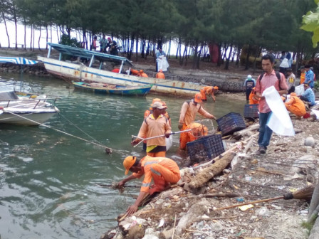 30 Kubik Sampah Diangkut dari Perairan Pulau Pari