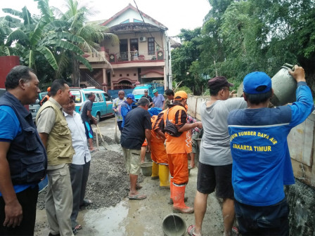  Petugas Gabungan Perbaiki Tamggul Kali Cipinang di Kramat Jati