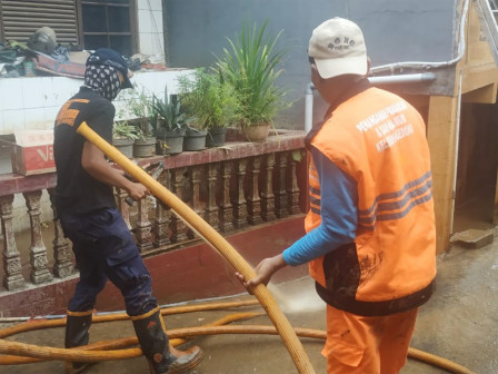 15 Personel Gabungan Dikerahkan Penanganan Genangan di Kelurahan Gedong