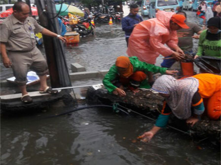  Kondisi Saluran dan Penataan Trotoar Sebabkan Genangan di Stasiun Tebet