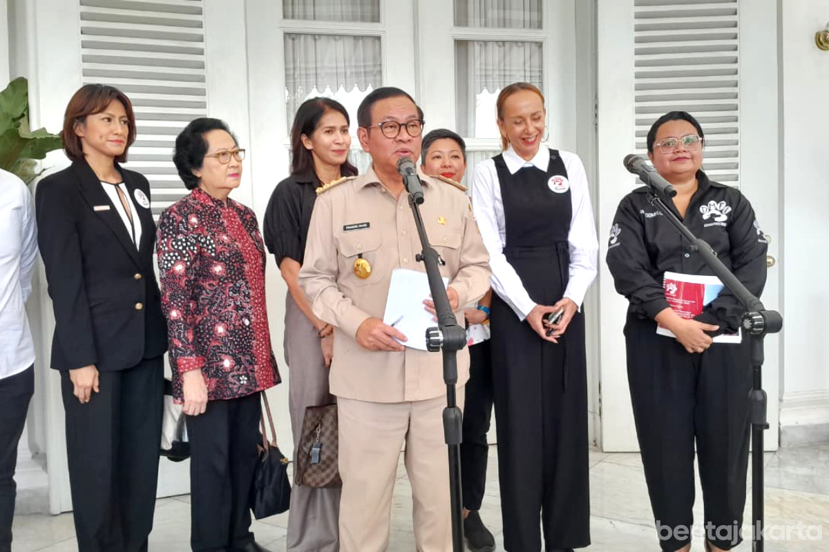 Gubernur Pramono memberikan keterangan pers setelah audiensi Koalisi Dog Meat Free Indonesia (DMFI)
