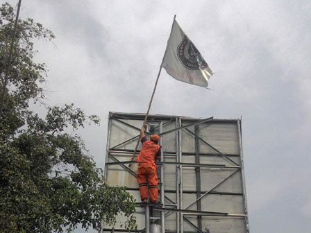  50 Bendera Ormas di Pondok Labu Ditertibkan