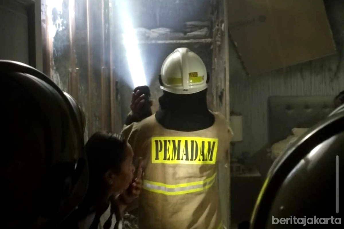 Personel Gulkarmat mengatasi Kebakaran di Jalan Teratai XIV