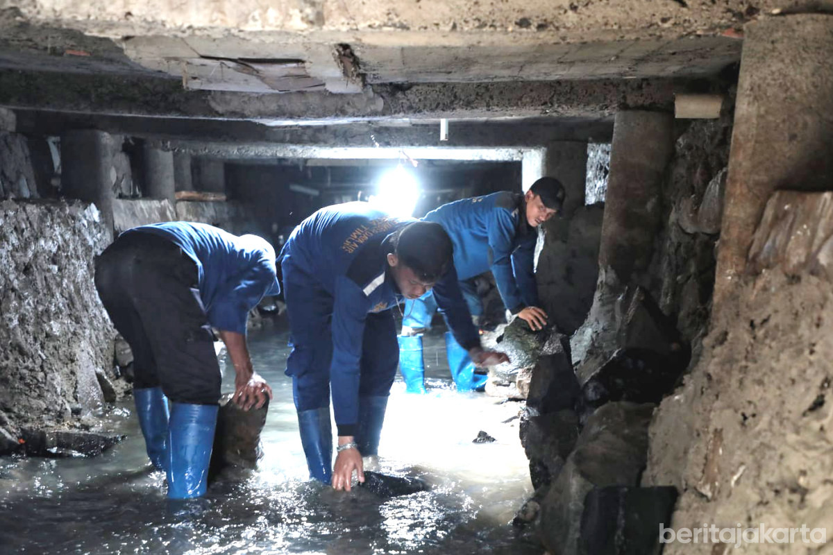 Pasukan Biru Perbaiki Turap Ambrol di Batu Ampar 