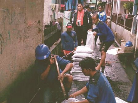 Antisipasi Banjir, Saluran RW 03 Petamburan Dibersihkan