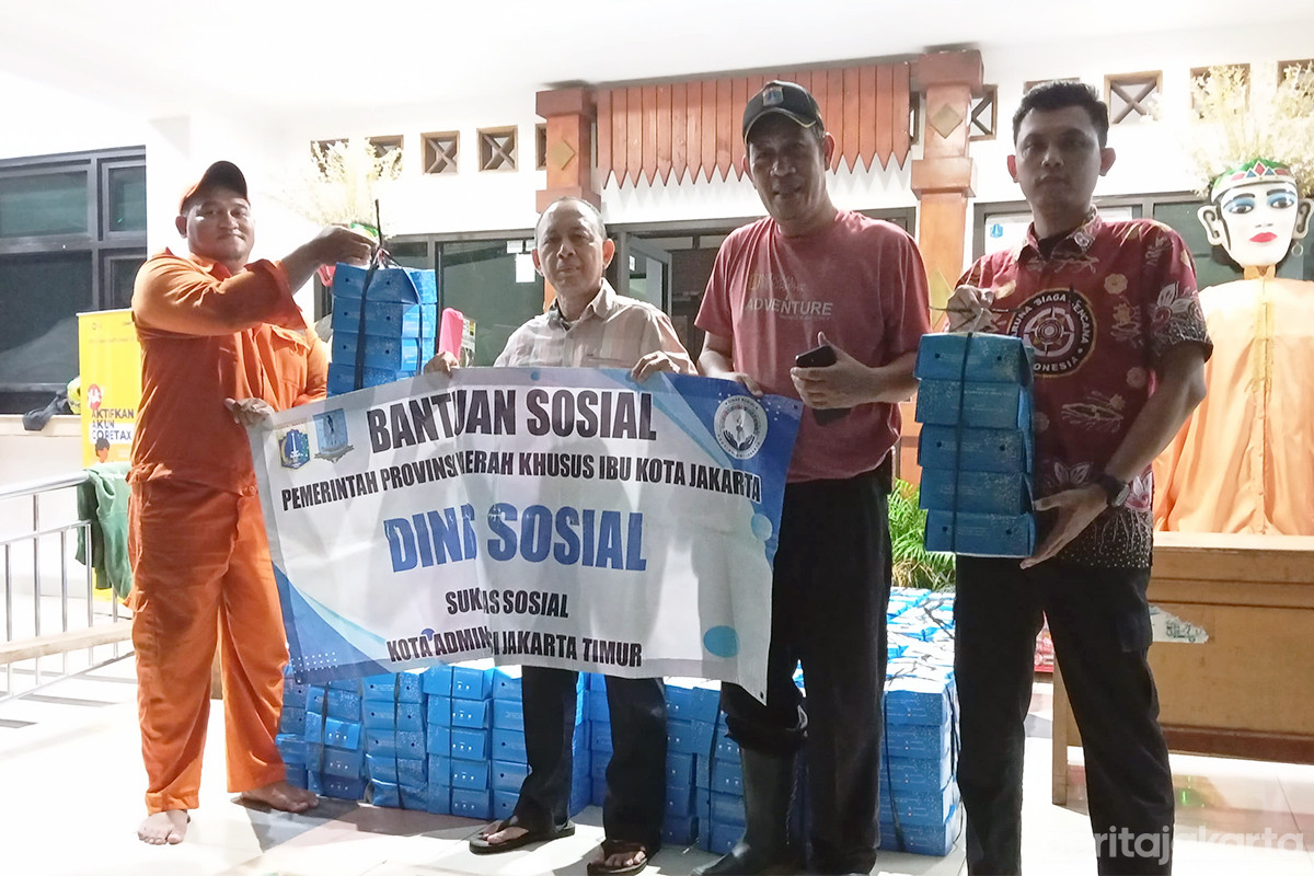 Sudinsos Jaktim berikan bantuan kepada penyintas genangan