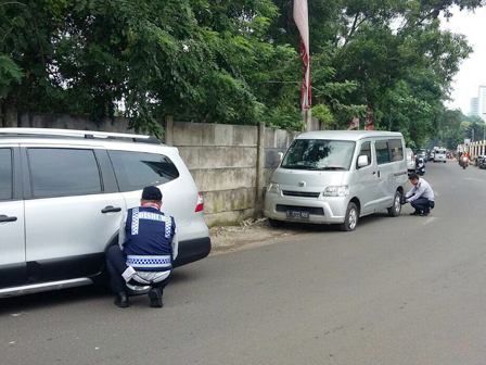  Enam Mobil Pribadi di Jl RS Fatmawati Digembosi