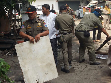  Berada Diatas Taman, 7 Gubuk di Cempaka Putih Dibongkar