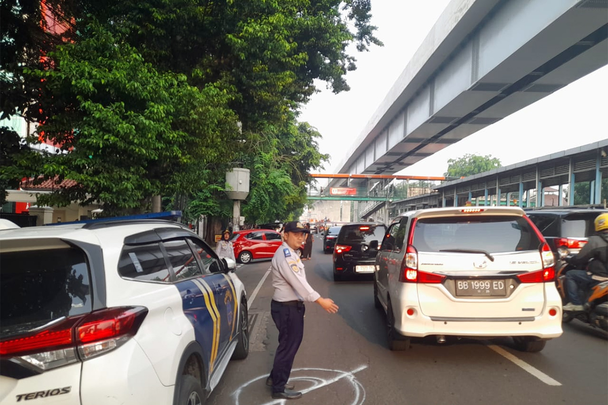 Petugas Gabungan Jaga Area Parkir Liar di depan Labschool Rawamangun