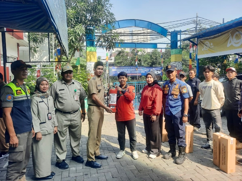 Cegah Kebakaran Dini, 12 APAR Dibagikan di Duri Utara