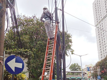 Pemkot Jaksel Tertibkan Kabel Utilitas di Jalan Warung Jati