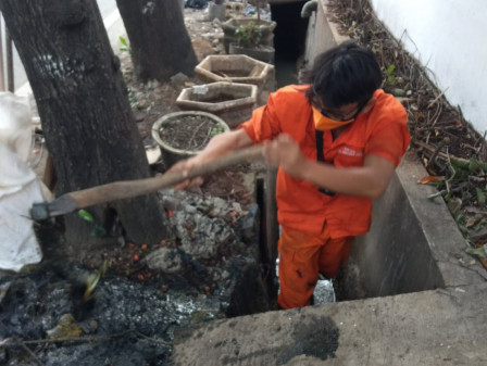 Enam Ppsu Bersihkan Sumbatan Saluran Air Jl Nusa Indah 