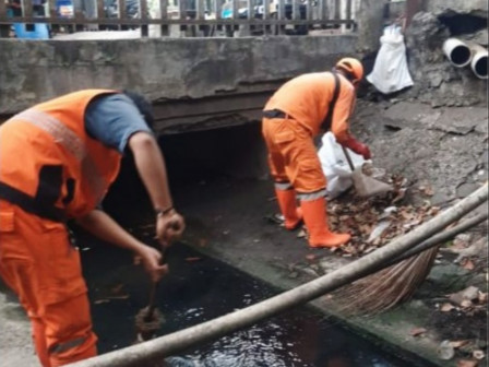 Saluran PHB Fachrudin Dibersihkan Dari Sampah